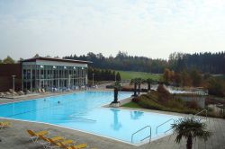 Piscina termale del complesso Therme Geinberg in Alta Austria - © mawieser, CC BY-SA 3.0, Wikipedia