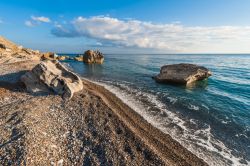 Pissouri Beach, isola di Cipro. Qui il litorale si distingue dagli altri tratti dell'isola per via di piccoli ciottoli di diversi colori e la sabbia fine e bianca.
