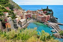 Una pittoresca immagine del borgo ligure di Vernazza, in provincia di La Spezia, nel Parco Nazionale delle Cinque Terre.
