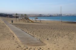 Playa Blanca nei pressi di Puerto del Rosario a Fuerteventura, Spagna. A due km dal capoluogo di Fuerteventura si trova questa bella spiaggia di sabbia in cui rilassarsi e godersi il sole e ...