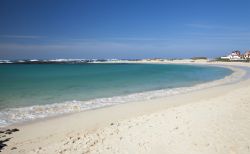 La sabbia bianca di Playa La Concha a Fuerteventura, nei pressi del villaggio di El Cotillo, Spagna. E' una delle spiagge più famose dell'isola grazie alla sua caratteristica ...