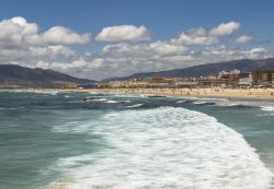 Playa de Valdevaqueros a Tarifa, Spagna. E' uno dei luoghi ideali per gli appassionati di sport acquatici, soprattutto per chi pratica kitesurf e windsurf - © Victor Maschek / Shutterstock.com ...