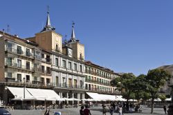Plaza Mayor a Segovia, Spagna - L'ombreggiata plaza Mayor è il centro nevralgico della vecchia Segovia su cui si affacciano edifici, palazzi, caffè e, al suo centro, un suggestivo ...