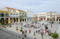 Plaza Vieja all'Avana (Cuba) con alcuni gruppi di turisti che ammirano i palazzi coloniali - © Stefano Ember / Shutterstock.com