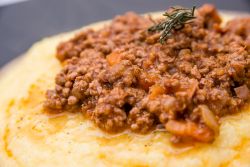 Polenta al ragù alla sagra di Perticara, frazione di Novafeltria