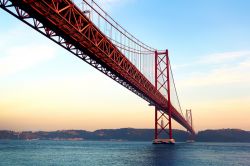 Il ponte 25 de Abril, a Lisbona, è sospeso sull'estuario del fiume Tago (Tejo). Chiamato inizialmente ponte Salazar, in quanto commissionato dal dittatore Salazar nel 1960, cambiò ...