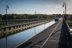 Ponte sul canale di Briare, regione Centro, Francia. Più antico canale artificiale della Francia, con i suoi 54 km di lunghezza e le sue 38 chiuse, attraversa la valle del Loing. Con ...