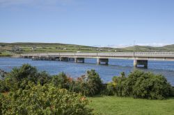 Il ponte che collega Portmagee con Valentia Island, County Kerry, Irlanda. La località di Portmagee è collegata all'isola con uno stretto e caratteristico ponte.



