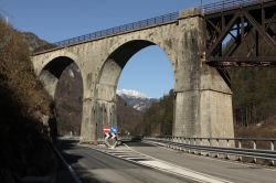 Ponte ferroviario sul fiume Fella le cui sorgenti si trovano nei pressi di Malborghetto Valbruna, Friuli Venezia Giulia, Italia