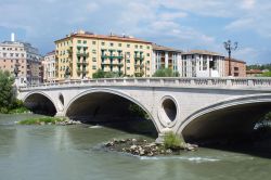 Ponte sul fiume adige a Verona - Molte città ...