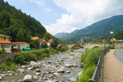 Il ponte medievale di San Giuseppe immerso nella natura a Ormea, Piemonte, Italia.



