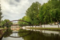Ponte pedonale riflesso nelle acque del fiume Serta, Portogallo.


