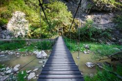 Un ponte sospeso nelle Gole di Turda in Romania - © Pixachi / Shutterstock.com
