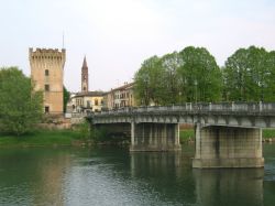 Ponte sul fiume Adda e borgo di Pizzighettone, provincia di Cremona (Lombardia)