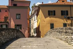 Ponte sul fiume Magra con case colorate nel centro storico di Pontremoli, Toscana.

