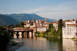 Il ponte vecchio a Bassano del Grappa sul fiume Brenta, Veneto. Fin dall'antichità costituiva la principale via di comunicazione fra Bassano e Vicenza.



