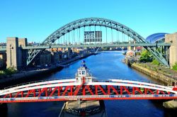 Ponti sul fiume Tyne a Newcastle upon Tyne, Inghilterra. Questa cittadina inglese situata nella contea di Tyne and Wear è celebre per i suoi ponti che attraversano il fiume Tyne lungo ...