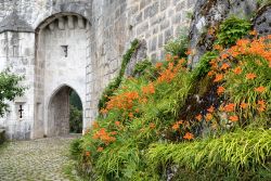 Porta di accesso al Castello, siamo a Menthon-Saint-Bernard, dipartimento dell'Alta Savoia