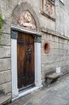 Porta medievale all'interno del borgo di Framura in Liguria - © Mikhail Varentsov / Shutterstock.com