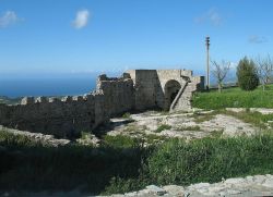 Porta Messina, uno dei punti di accesso del borgo di Rometta, in Sicilia - © Pinodario - Pubblico dominio, Wikipedia