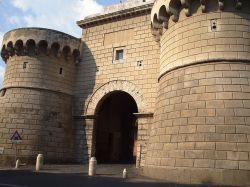 Porta Napoletana a Velletri, il borgo del Lazioai piedi dei Colli Albani  - © Deblu68 - Wikimedia Commons.