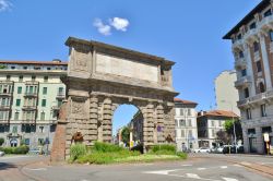 Porta Romana a Milano, storico punto di accesso da sud-est del centro cittadino. - © NadiaMikushova / Shutterstock.com