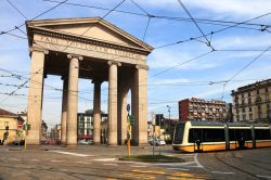 Porta Ticinese sui viali di Milano in Lombardia
