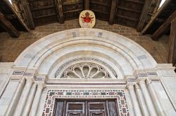 Portale centrale del duomo di Civita Castellana, Lazio. Incastonata fra quattro colonne corinzie, di cui due poggiano su leoni di marmo, la porta centrale d'ingresso al duomo è impreziosita ...