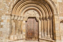 Portale d'ingresso della chiesa di San Michele a Daroca, Aragona, Spagna. E' alloggiato in una nicchia e fiancheggiato su entrambi i lati da 4 colonne con capitello.




