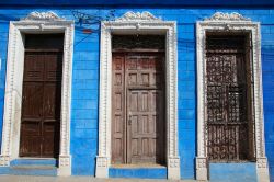 Porte d'ingresso in legno in alcuni edifici residenziali a Sancti Spiritus, Cuba. Questi elementi richiamano la tradizionale architettura coloniale.

