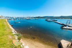 Porto di Cannigione, Sardegna. Le acque turchesi di questo angolo di Gallura di cui Cannigione è una delle località emergenti. In questa immagine, le barche ancorate al porto della ...