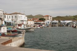 Porto di Mirina sull'isola di Lemnos, Grecia - Questo piccolo borgo pittoresco si presenta con un porto naturale dominato da un bel promontorio collegato alla terraferma da un istmo. In ...