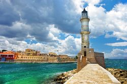 Porto e faro di Chania, la località della costa nord di Creta in Grecia - © leoks / Shutterstock.com
