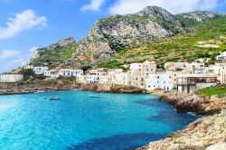 Vista panoramica sull'isola di Levanzo, Sicilia. Il nome greco di quest'isola siciliana era Phorbantia, dovuto, si pensa, alla presenza di abbondante erba. Chi si reca a Levanzo cerca ...