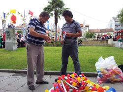 Una bancarella di martelli in plastica alla festa di Sao Joao a Oporto, Portogallo.
