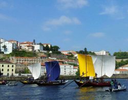 La regata sul fiume Douro in occasione della festa di Sao Joao a Oporto, Portogallo. Con i suoi 897 chilometri di lunghezza, il fiume Douro è il terzo più lungo della penisola ...