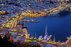 Pothia by night, isola di Kalymnos (Grecia): questa cittadina è affacciata su una profonda insentaura della costa occidentale.



