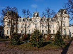 Potocki Palace a Lviv, Ucraina, in una bella giornata di sole. E' considerato uno dei più famosi palazzi della cittadina ucraina: fu costruito nel 1880 e da allora ha modificato più ...