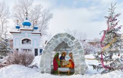 Un presepe allestito davanti a una chiesa nella città russa di Irkutsk in inverno, con la neve.
