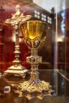 Preziosi oggetti religiosi in oro all'Hotel-Dieu di Beaune, Francia - © Roka / Shutterstock.com