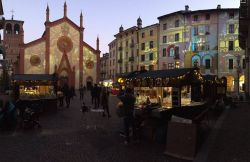 Proiezioni  e mercatino natalizio in Piazza San Donato a Pinerolo