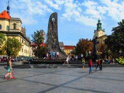 Prospeckt Svobody, strada principale di Lviv, con il monumento a Taras Shevchenko e la stele The Wave of National Revival  - © ioanna_alexa / Shutterstock.com