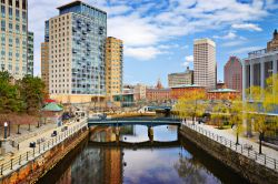 Providence, panorama cittadino a Rhode Island. Waterplace Park è situato nel cuore della città ed è fiancheggiato da sentieri fluviali e da passerelle in stile veneziano. ...