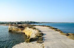 Punta Castellazzo, il mare limpido presso Ispica. Siamo in provincia di Ragusa, in Sicilia
