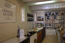 Punto vendita vini nel Castello La Coste a Le Puy Sainte Reparade in Provenza