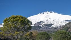 Ragalna è una vera terrazza panoramica sul vulcano Etna in Sicilia