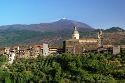 Randazzo, la Cattedrale e il vulcano Etna, Sicilia