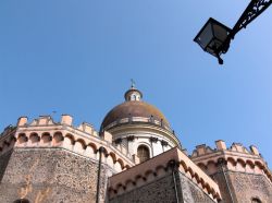 Randazzo, Sicilia: la cupola e la Chiesa di San Nicola nel centro cittadino