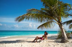 Relax in spiaggia su un'isola paradisiaca ...