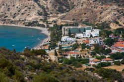 Resort nella baia di Pissouri con appartamenti privati sulla costa del Mediterraneo, isola di Cipro - © salajean / Shutterstock.com